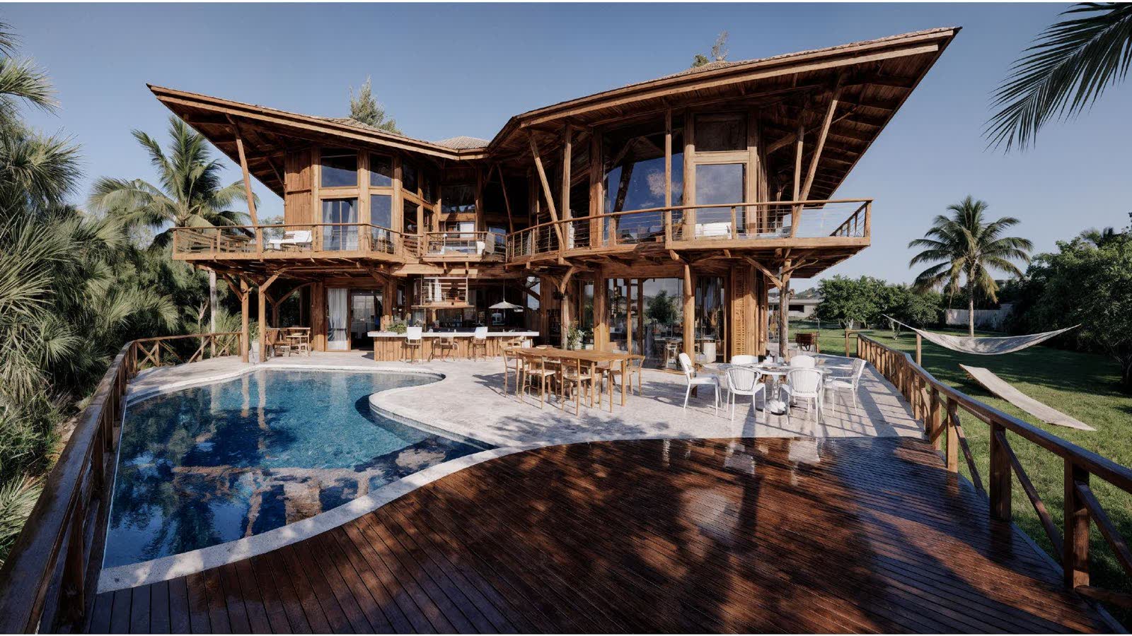 Casa conceito de grande vão em madeira, com piscina suspensa sobre o deck